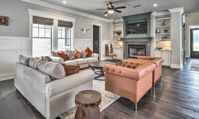 Bastrop House | Stunning Farmhouse in Historic Downtown Bastrop!
