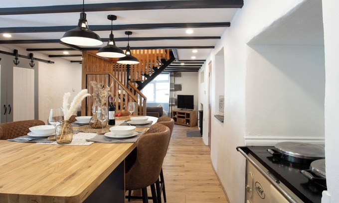 Helston Cottage | Stunning farmhouse on the Lizard Peninsular by Porthleven & Lizard Holidays