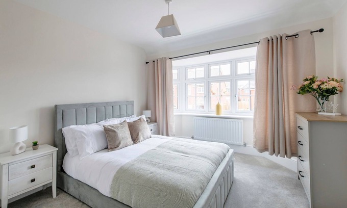 Castle Donington House | Stunning Four Bed Home | Free Parking and Wi-Fi