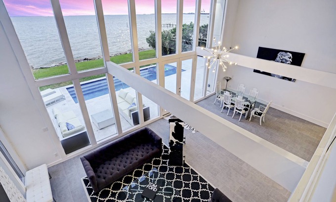Barrett House | Stunning Galveston Bay Beach Getaway!