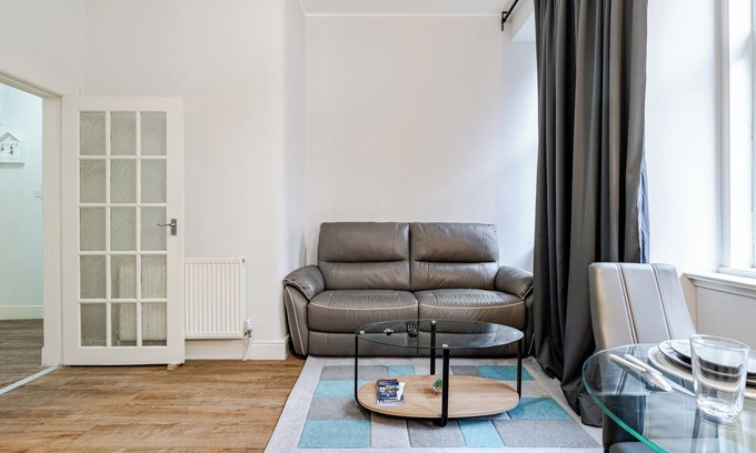 Glasgow Apartment | Stunning Ground Floor Flat in SouthSide.