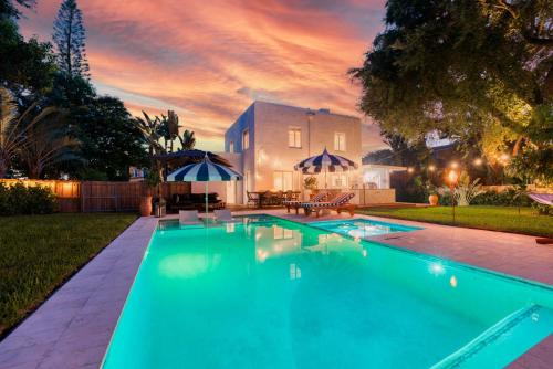East Little Havana Villa | Stunning Historic Villa with Jacuzzi Heated Pool and Resort style Backyard