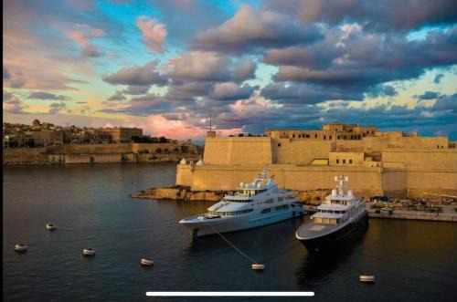 Senglea Apartment | Stunning Holiday Home with Gorgeous Harbour Views