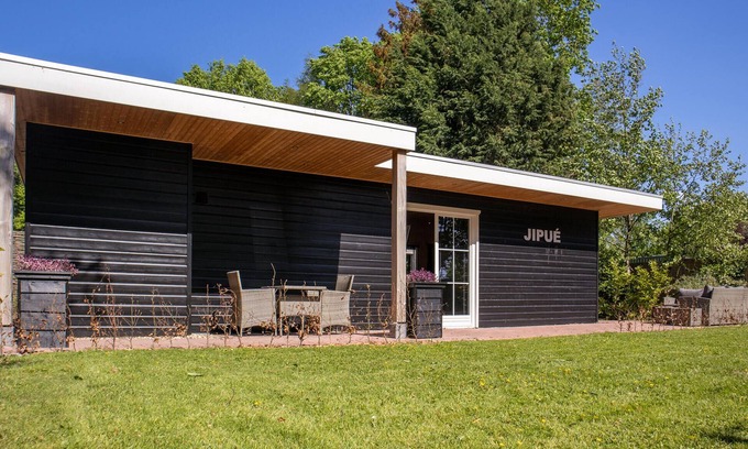 Bruchterveld House | Stunning home in Bruchterveld with WiFi
