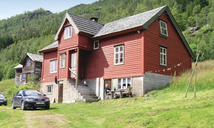 Evanger House | Stunning home in Evanger with kitchen
