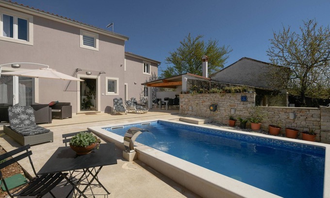Debeljuhi House | Stunning home in Fradelani with WiFi