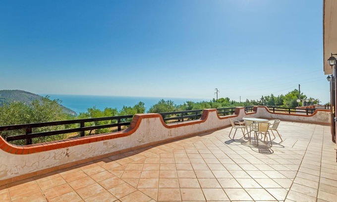 Mattinata House | Stunning home in Mattinata with kitchen