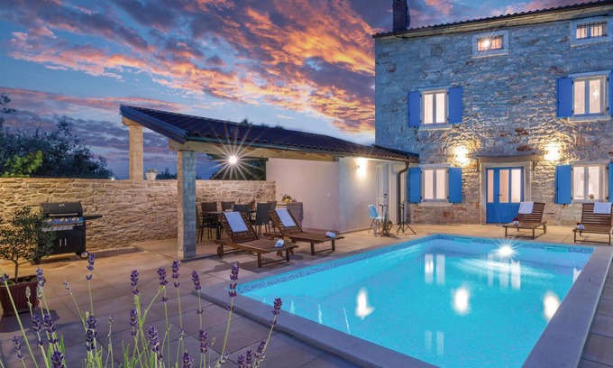 Mali Vareski House | Stunning home in Peruski with WiFi