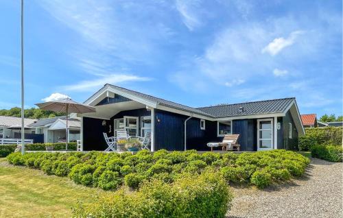 Grønninghoved Strand House | Stunning Home In Sjølund With Kitchen