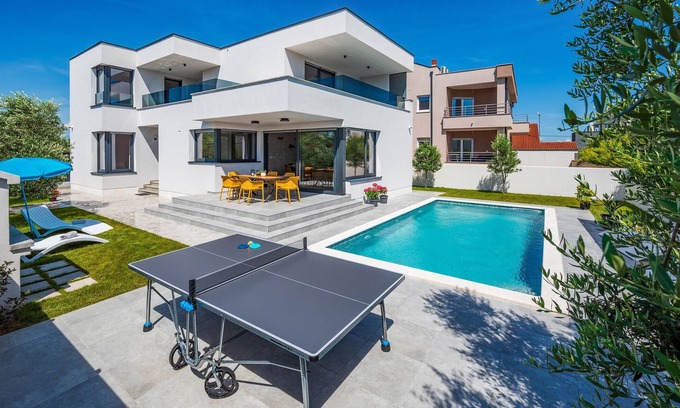 Valbandon House | Stunning home in Valbandon with WiFi