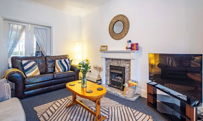 Bramcote House | Stunning Home Next to Nottingham University | Off-Street Parking | Sleeps 8