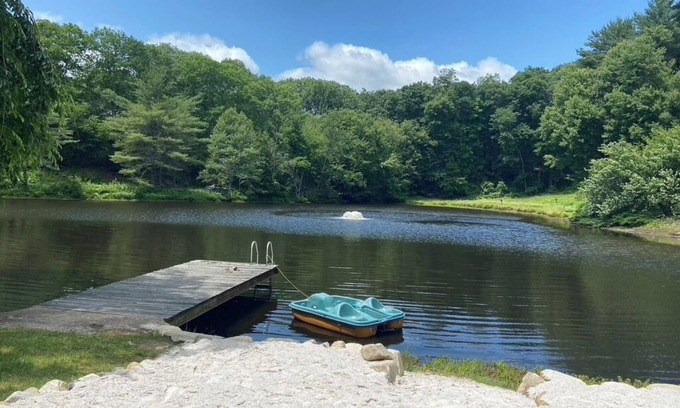 Roxbury House | STUNNING Home on 3 acre Private Pond w. Hot Tub, BBQ, Firepit