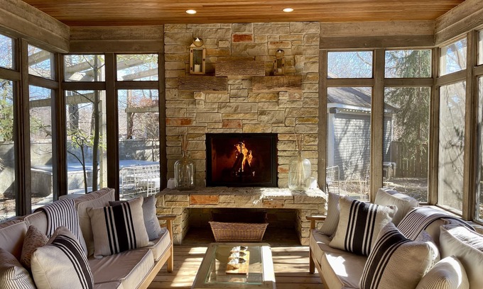 Union Pier House | Stunning home w Assoc pool, private hot tub. Walk to lake, restaurants,brewery