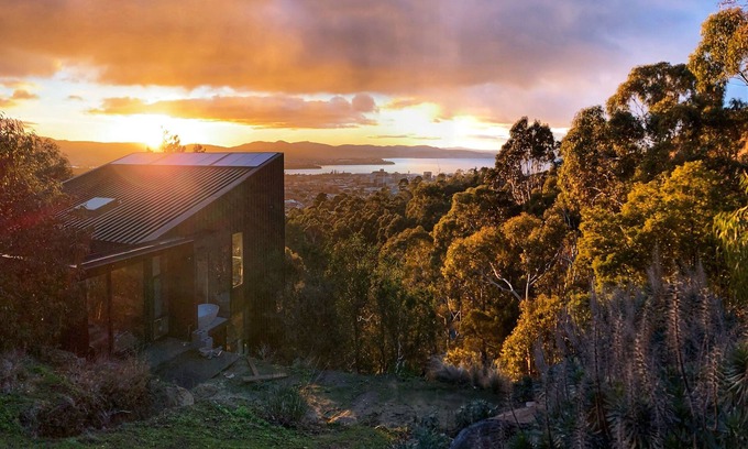 West Hobart House | Stunning home with Breathtaking Views. Perfect for big groups and families!