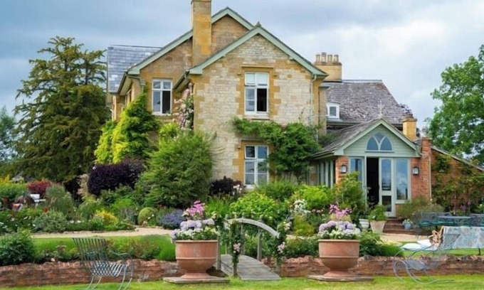 Broadway House | Stunning home with heated pool, hot tub, tennis court for 10 guests