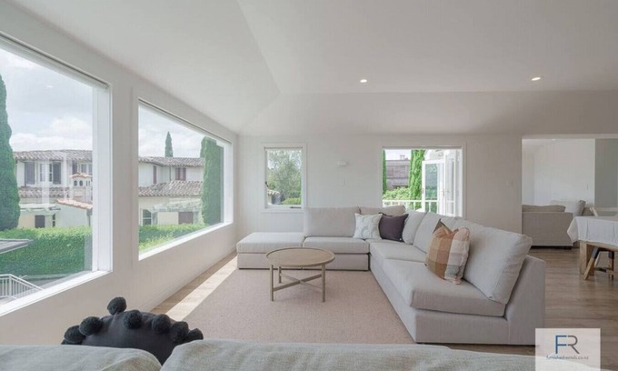 St. Heliers House | Stunning Home with Ocean Views