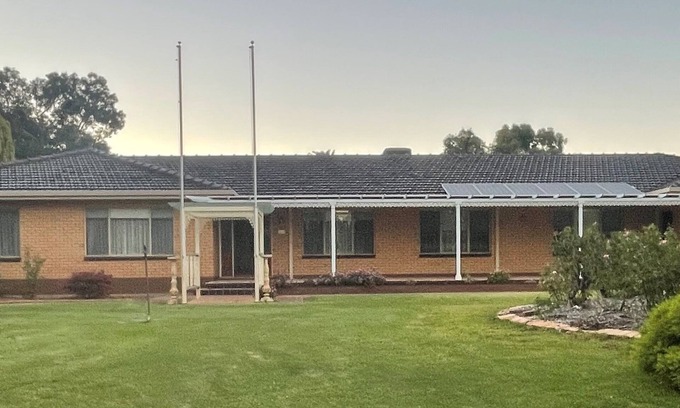 Robinvale House | Stunning house by the Murray, family-sized home with its own cinema. Relaxing