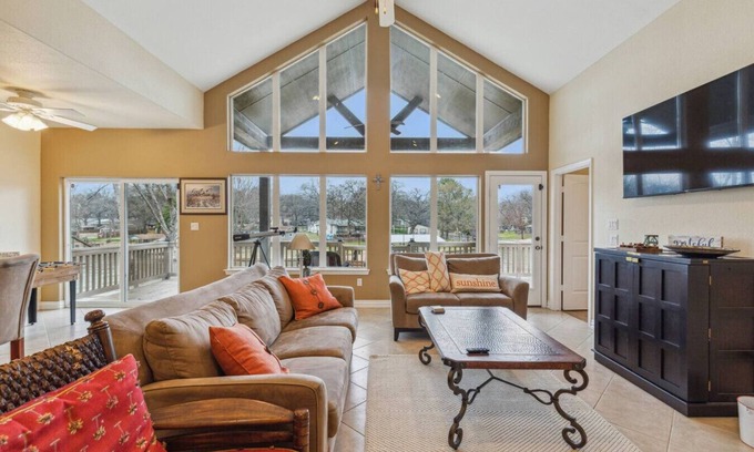 Gun Barrel City House | Stunning Lake Home Get Away on The Water!