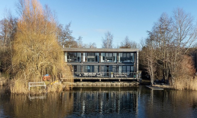 Lechlade Villa | Stunning Lake House in the 5 star Lakes By Yoo Resort in Heart of The Cotswolds