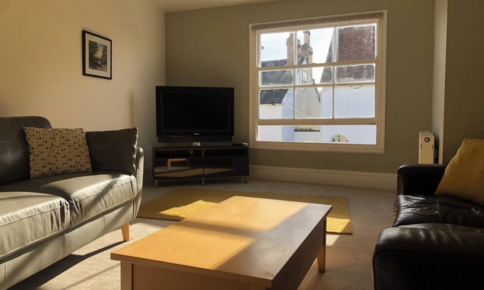 Clayton Apartment | Stunning large 3 bedroom apartment with parking space and secluded roof terrace