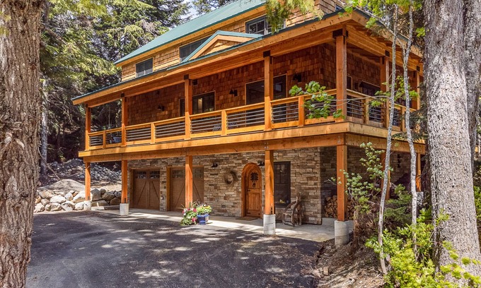 Snoqualmie Pass Cabin | Stunning lodge, Breathtaking Mountain Views, w/ski in/out access, sauna, & WIFI