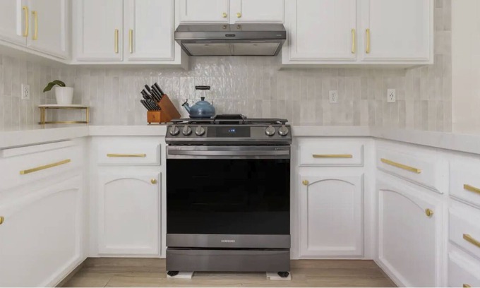 Greenacres House | Stunning Modern Oasis with Pool + Fire Pit - Your Ultimate VRBO Getaway