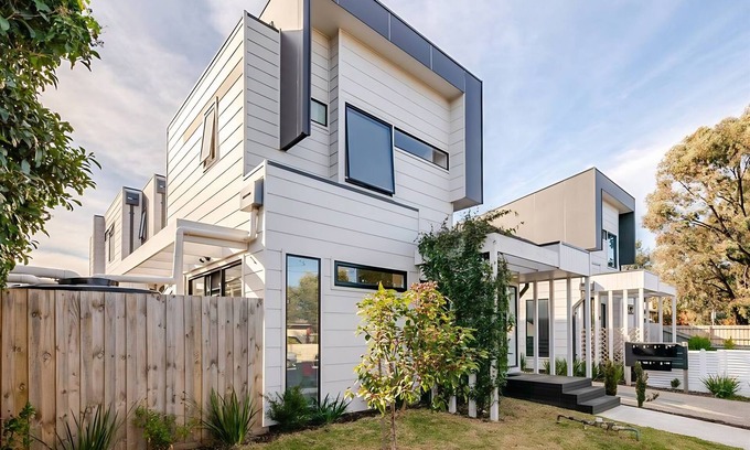 Melbourne House | Stunning, modern, two-story detached townhouse