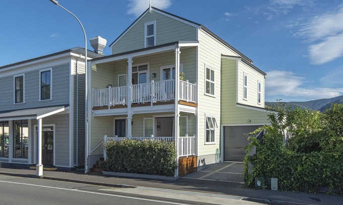 Nelson House | Stunning, modern yet characterful city-fringe townhouse in the heart of The Wood