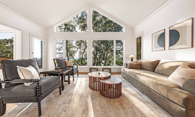 Trenton House | Stunning Mtn Views 4Bdr w/private baths, Home Theatre, Mins to Cloudland & Chatt