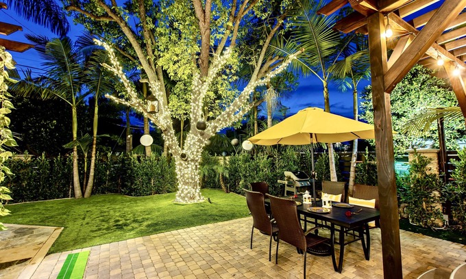 Hillcrest House | Stunning New Grand Villa! Amazing Amenities, Best Location Parking HutTub Tub AC