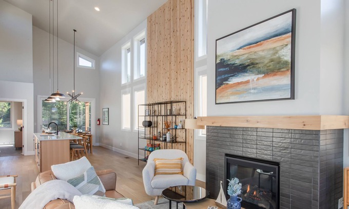 Nehalem House | Stunning new modern design, 5 min walk to town, dog friendly, no pet fees, EV Charger