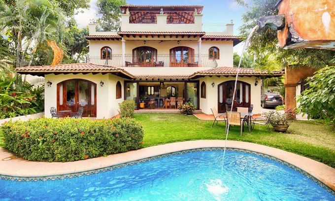 North End Villa | Stunning! New Remodel of Famous Villa. Steps to Beach and town.