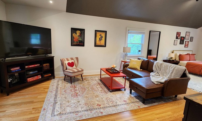 Inglewood Apartment | Stunning newly renovated studio apartment close to downtown