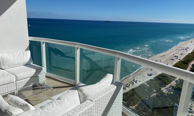 Mid Beach Condo | Stunning ocean view full service living on Miami Beach @ The Akoya