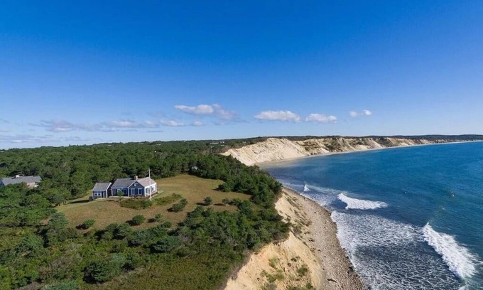 Chilmark House | Stunning Oceanfront Home in Chilmark. 2 minutes to the beach.