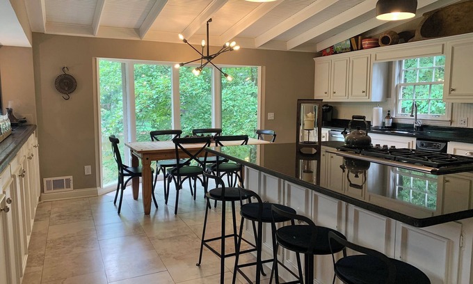 Roswell House | Stunning open plan huge kitchen on lake games rm bar firepit restaurants 4 beds