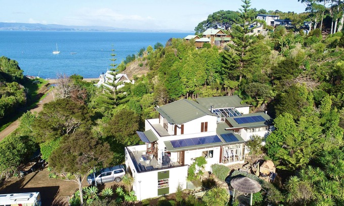 Waiheke Island House | Stunning Otakawhe Bay Beach Peaceful Sanctuary Orapiu, 80m flat walk to beach