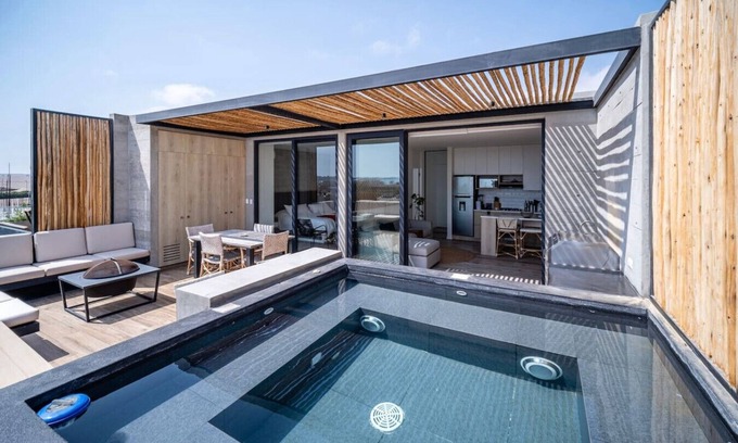 Pisco Apartment | Stunning Penthouse with Sunset View of the Bay from its own Terrace Private Pool