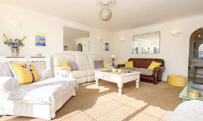 Liskeard House | Stunning pet friendly cottage with wifi and parking.