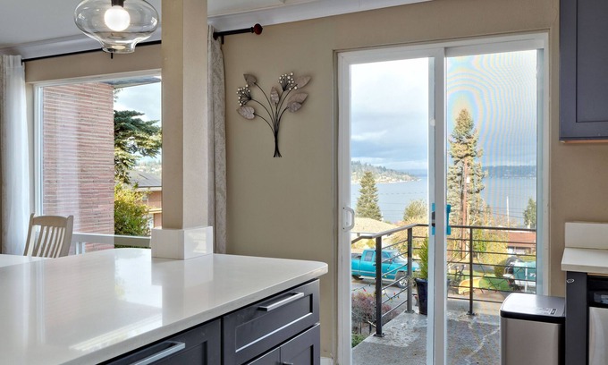 Bryn Mawr-Skyway House | Stunning PNW Mid-Century Seattle Home w/Lakefront Views! Sleeps Up to 16 Guests