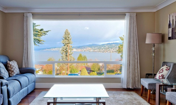 Bryn Mawr-Skyway House | Stunning PNW Mid-Century Seattle Home w/Lakefront Views! Sleeps Up to 16 Guests