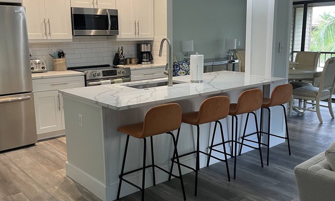 Bonita Springs Condo | Stunning poolside renovation, close to beach