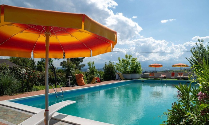 Citta Sant'Angelo House | Stunning private villa with WIFI, pool, TV, patio, pets allowed and parking, close to Pescara