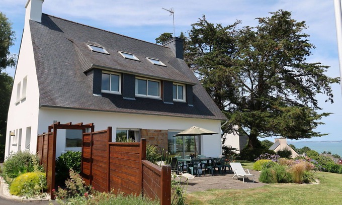 Plestin-les-Greves House | Stunning private villa for 12 people with WIFI, TV, patio and pets allowed