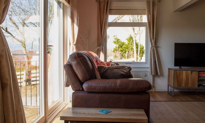 Eyre Villa | Stunning private villa for 7 people with WIFI, TV, patio, pets allowed and panoramic view