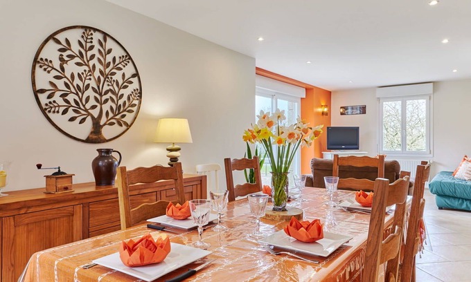 Le Vretot House | Stunning private villa for 5 people with WIFI, TV, patio, pets allowed and parking