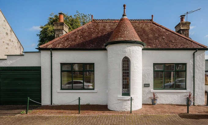 Drumnadrochit Villa | Stunning private villa for 2 guests with WIFI, TV, patio and parking