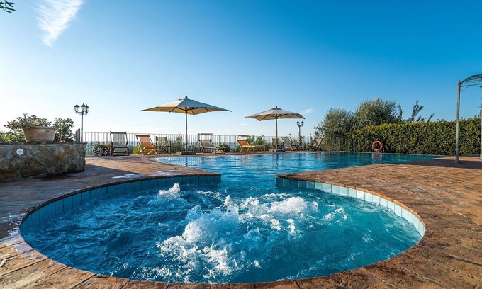 Montaione Villa | Stunning private villa with hot tub, private pool, WIFI, A/C, TV, balcony, close to San Gimignano
