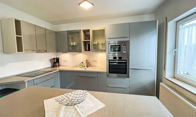 Bertsdorf House | Stunning private villa for 6 people with WIFI, TV, terrace, pets allowed and parking
