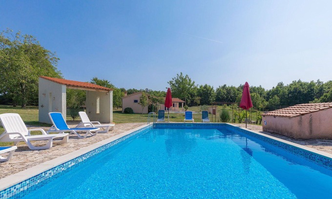 Laginji House | Stunning private villa for 10 people with private pool, WIFI, TV, patio, pets allowed and parking